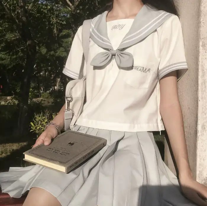 女子学校封面